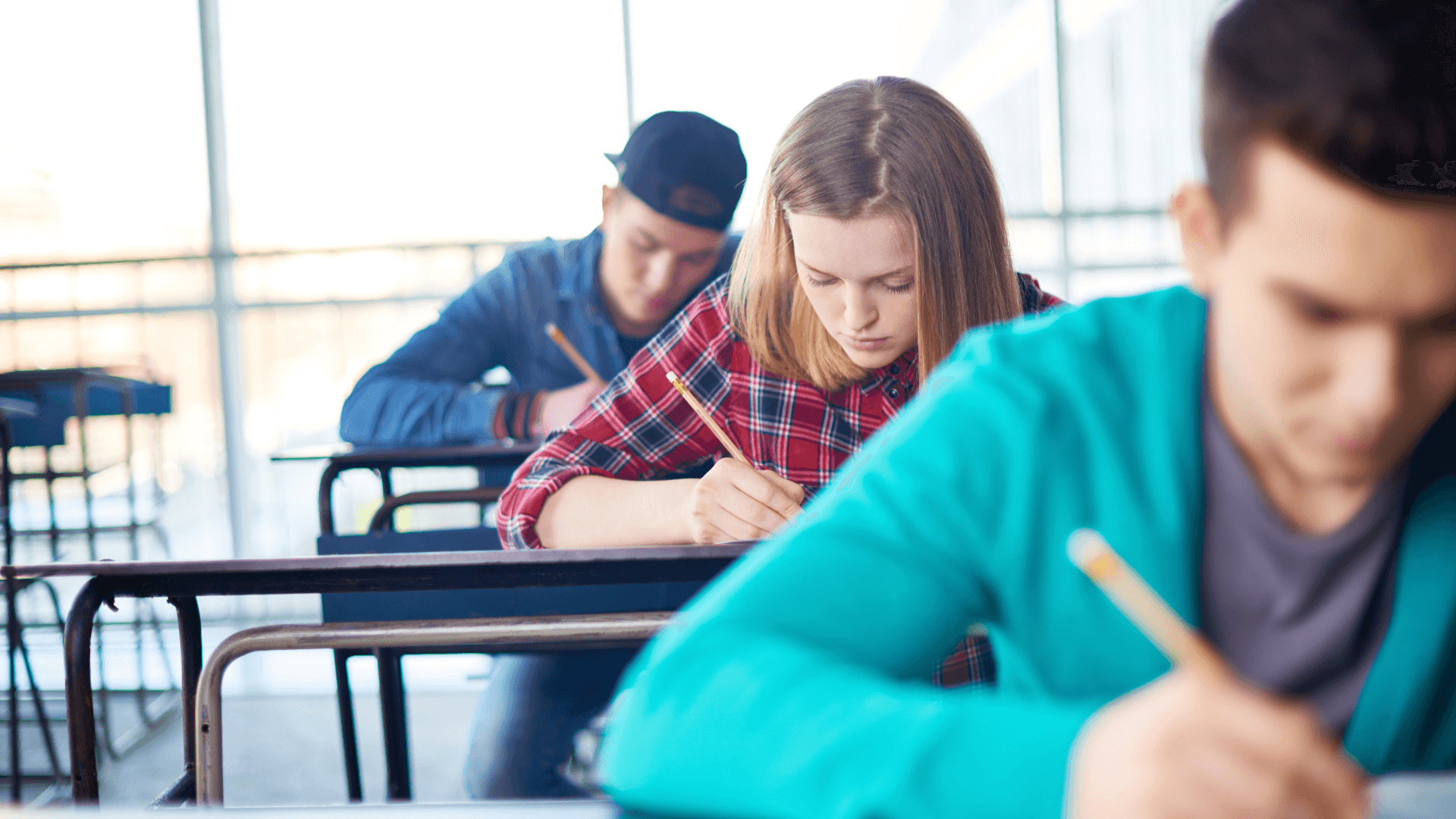 Student practising IELTS writing online